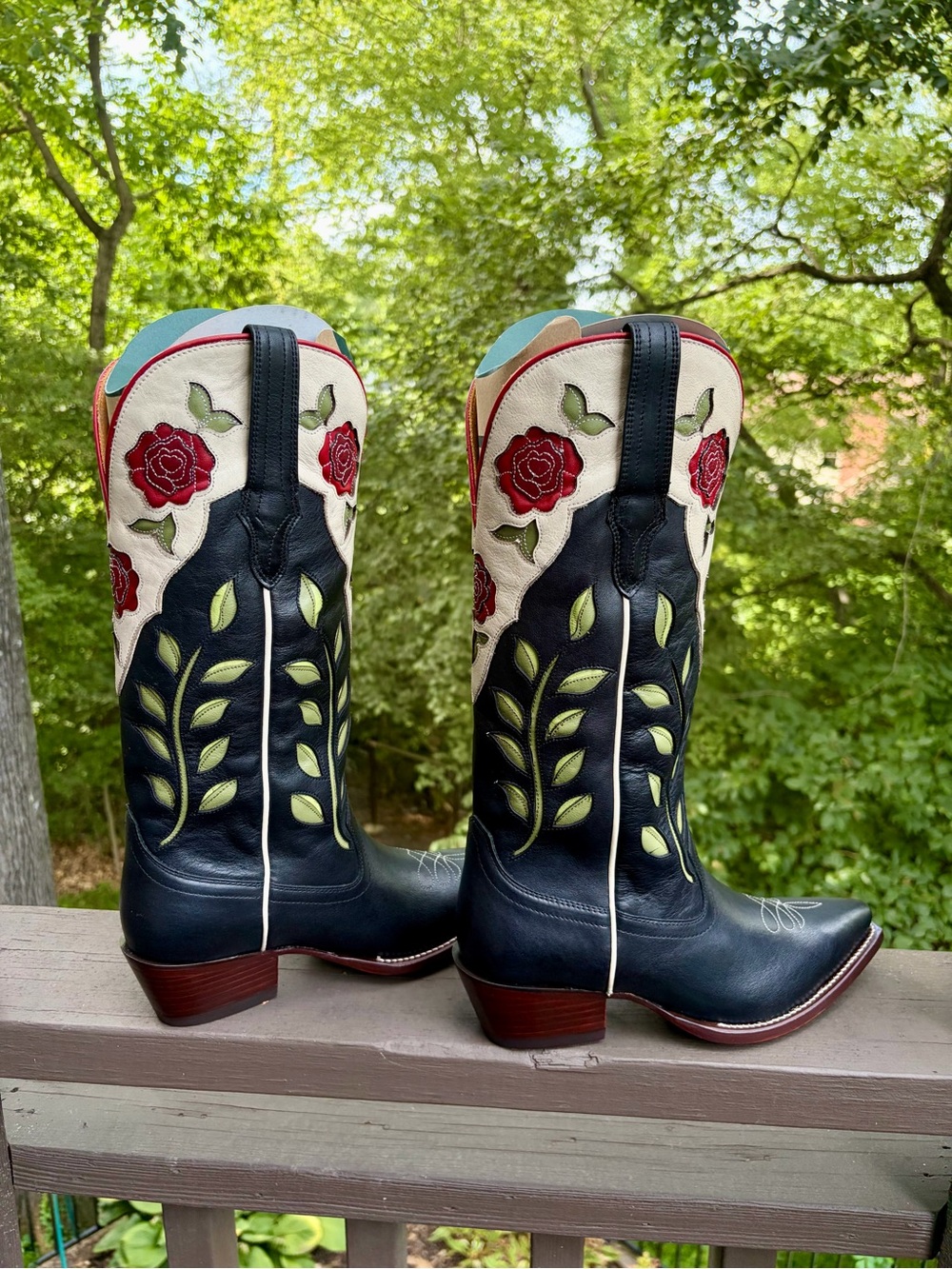 Tecovas Limited Edition Midnight Cream and Red Roses - Picture 3 of 10